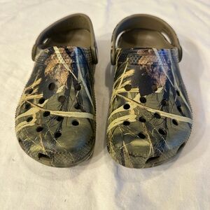 Crocs Kids Camo Slip-On Clogs - Olive Green